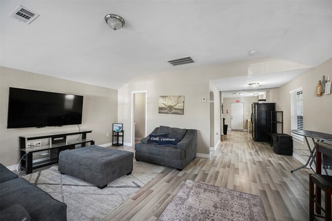 Photo - 306 E 38th St