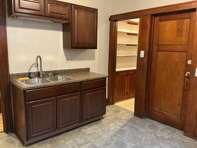 Building Photo - 3 Bedroom Single Family Home