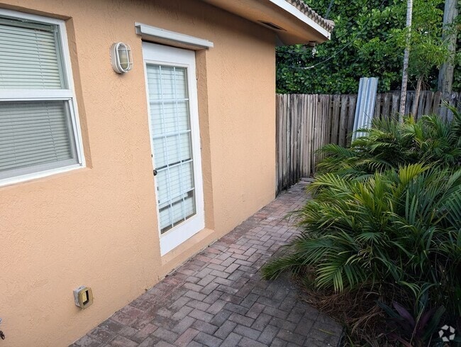 Building Photo - 728 NE 13th Ct Rental