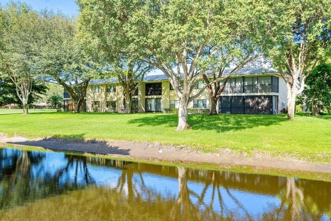 Building Photo - 17 Stratford Dr Unit F Rental