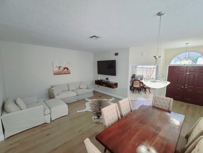 Photo - 668 Lake Wellington Dr