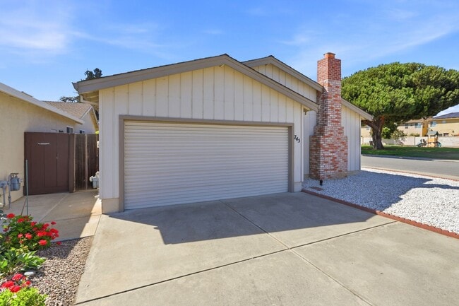 Building Photo - 745 Cedar Dr
