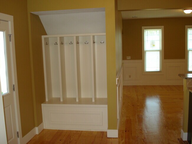 Photo - 832 Michigan St NE