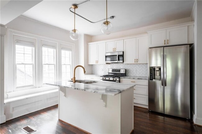 Photo - 536 Boulevard Pl NE