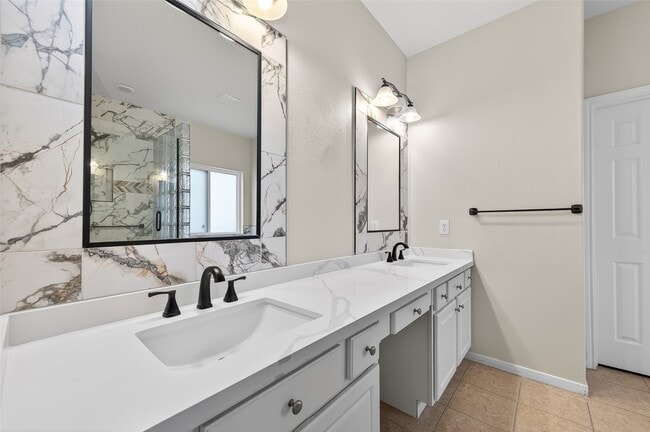 Building Photo - 14335 Plum Springs Dr