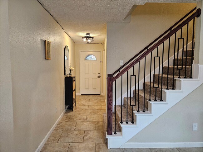 Photo - 1806 Saxony Ln