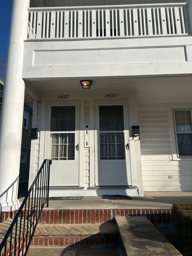 Photo - 1439 Vassar Dr Unit Upper