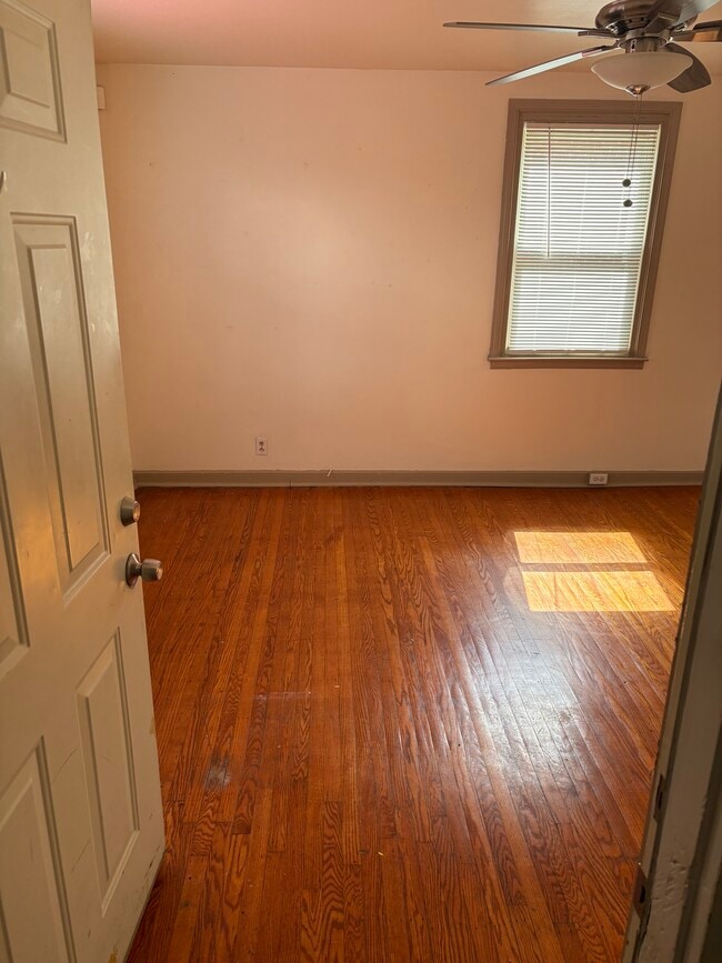 Building Photo - 1621 Murdoch Rd Unit 1 Rental