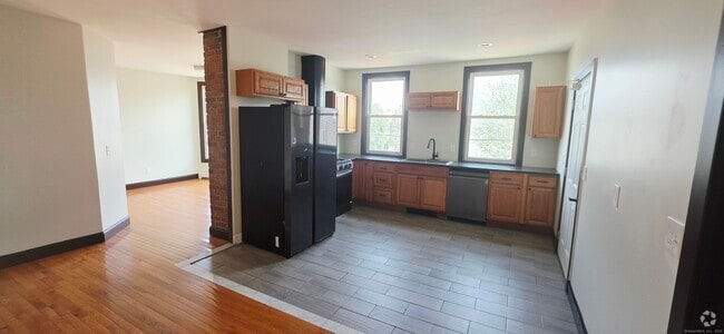 Building Photo - 327 Broad St Unit 2nd Fl Rental