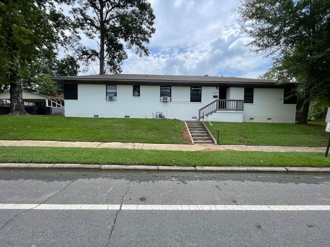 Building Photo - Highland Charmer! Come see Today!