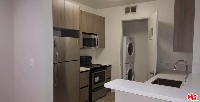 Photo - 7076 Hawthorn Ave