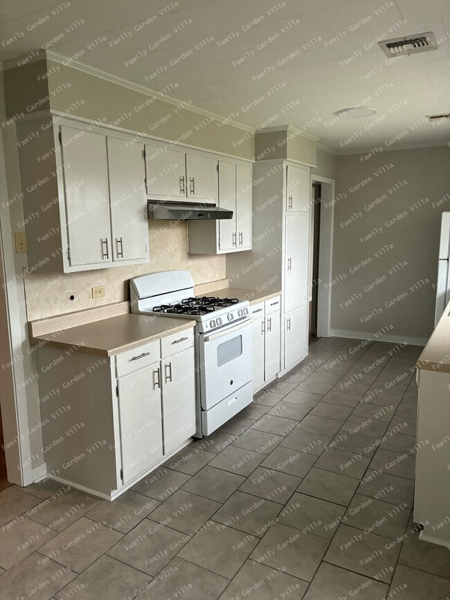 Photo - 1836 Ridgefield Ave