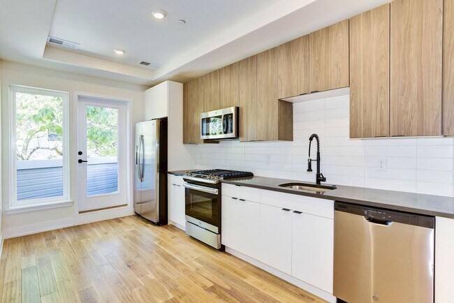 Photo - 2010 Amber St Unit 2