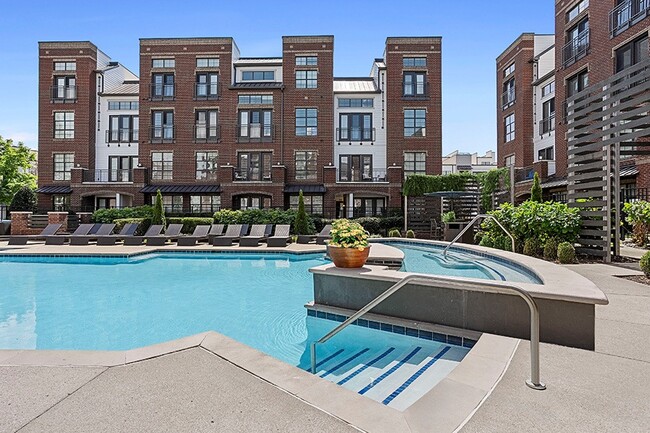 Piscina de agua salada estilo resort con spa climatizado - Dwell at McEwen