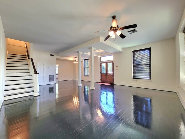 Living area - 1031 Burdette St