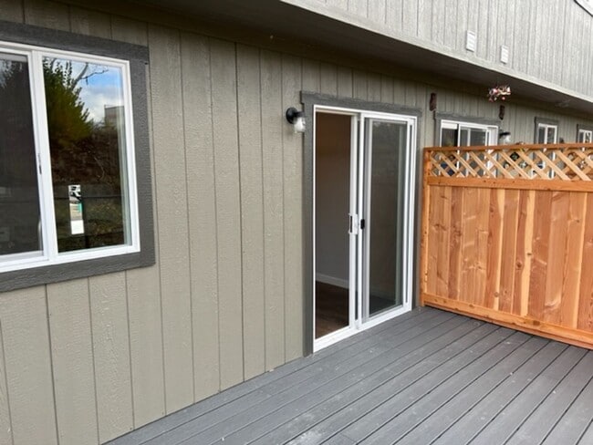 Photo - 2 BEDROOM/ 2 LEVELS TOWNHOME (Down the hill in front of Taco Bell in Phoenix Oregon)