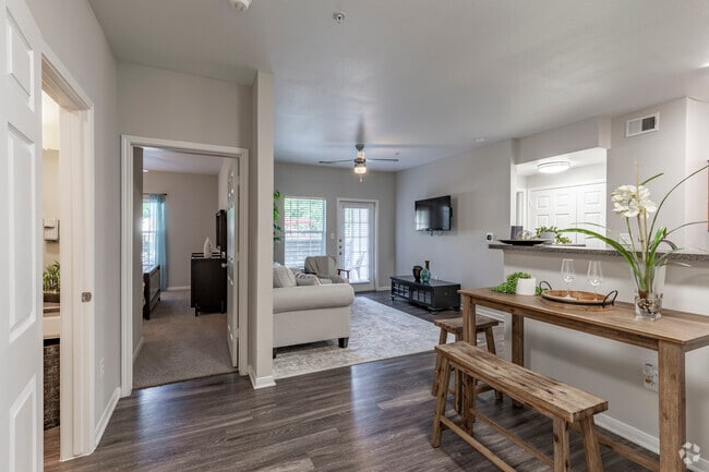 2BR, 2BA - 1,069SF