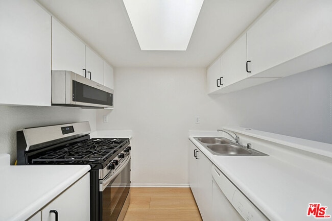 Photo - 870 Crenshaw Blvd Unidad 204