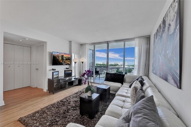 Photo - 1900 Sunset Harbour Dr Unidad 1003