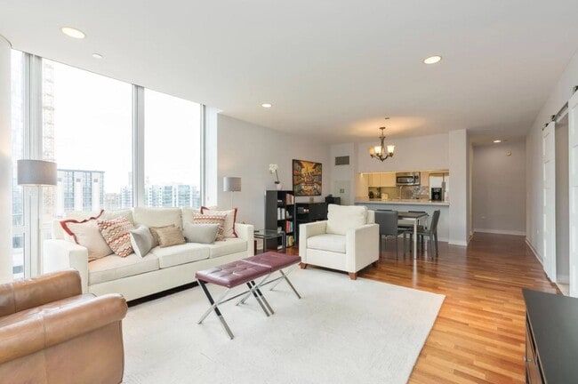 Photo - 737 W Washington Blvd