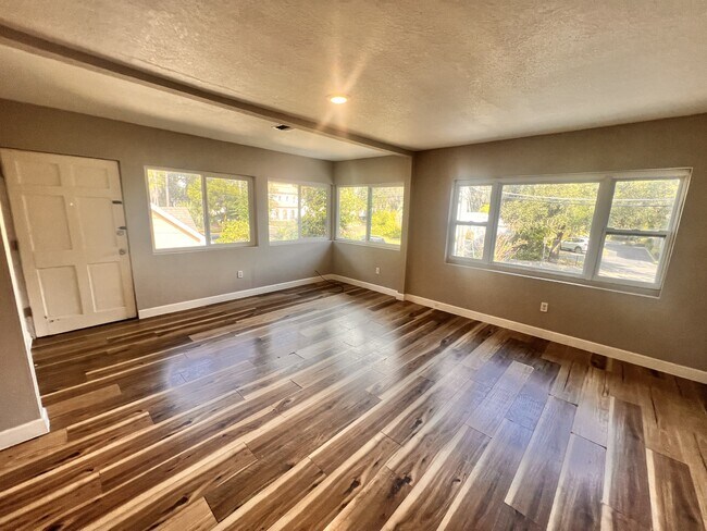 Building Photo - 1110 Poinsettia Ave Unit B