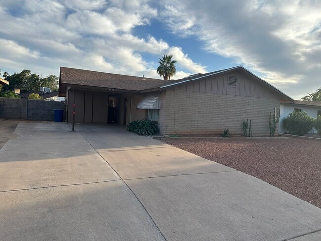 Photo - Charming 3 Bed 2 Bath home in Tempe with 2 car garage and big backyard