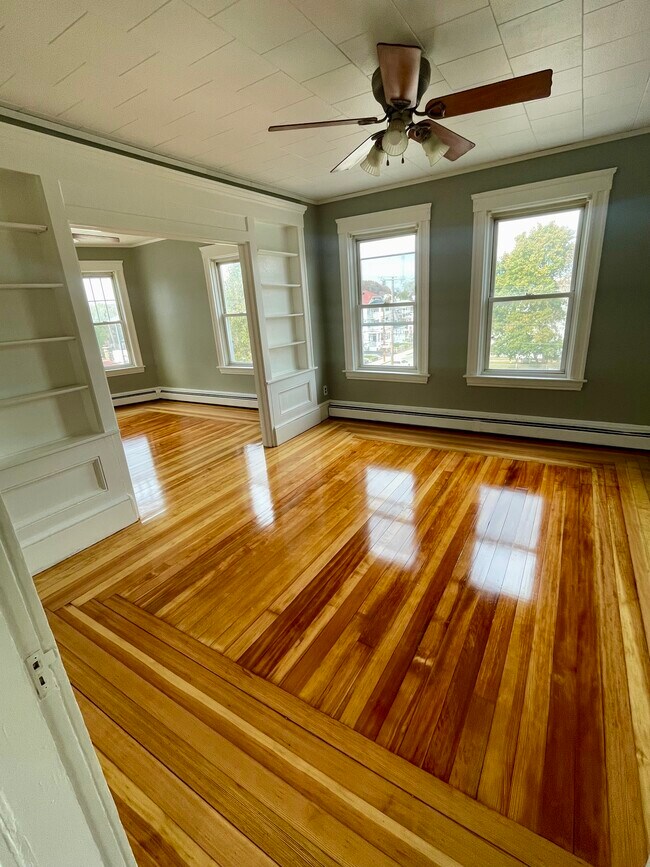 Double Parlour - 576 Providence St Unidad #3