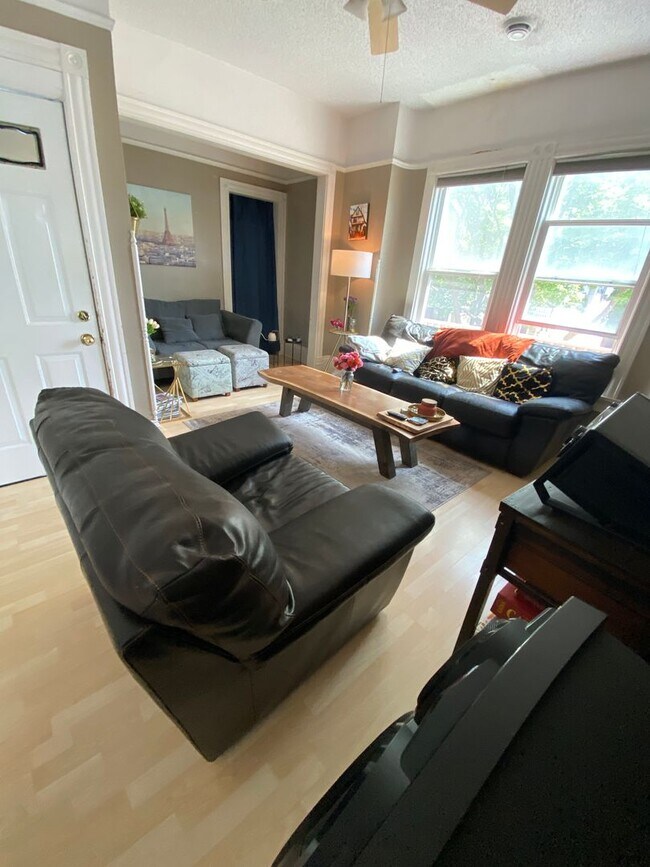 Photo - 1529 N Cass St Unidad 1531 Cass Upper