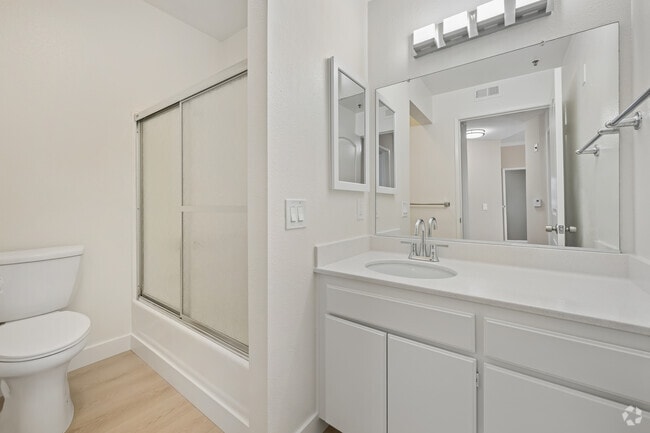 2 habitaciones, 2 baños - 1050 pies cuadrados - Segundo baño