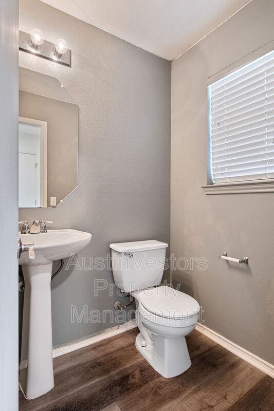 Photo - 104 Pond Way