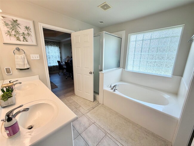 Photo - 301 Friends Knoll Ln