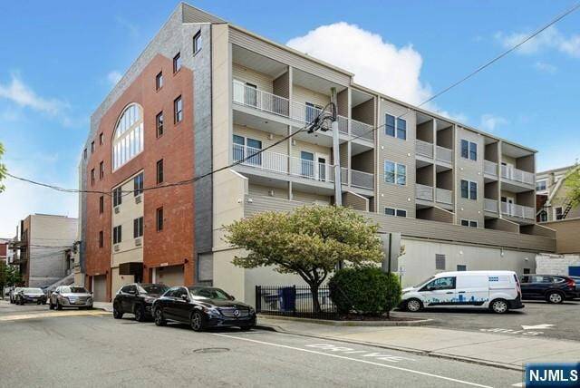 Building Photo - 545 39th St Unit 406