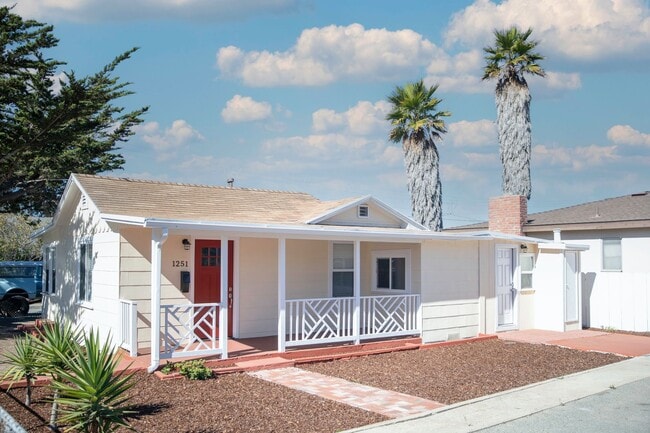 Refinished 3 Bedroom Seaside Cutie - Avail... - Refinished 3 Bedroom Seaside Cutie - Avail... House