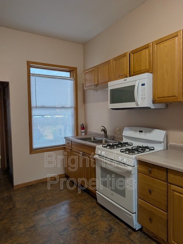 Photo - 863 Clark St N