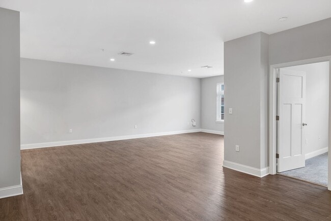 Photo - Gorgeous front facing 1 bedroom - Next to ... Unidad 208