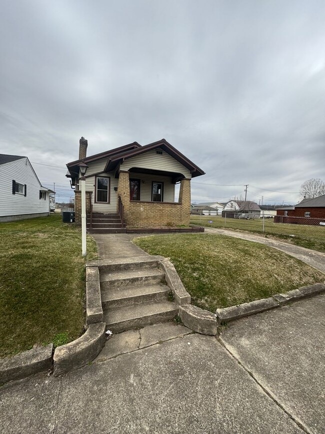 Building Photo - Updated 2-Bedroom Home with Spacious Layou... Unit House