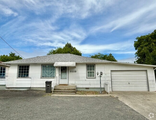 Building Photo - Adorable 3 bedroom 1.5 bathroom house for ...