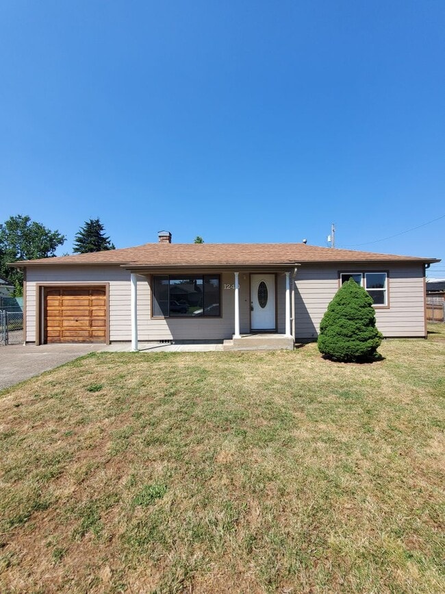 2 Bedroom home with RV parking and large y... - 2 Bedroom home with RV parking and large y...