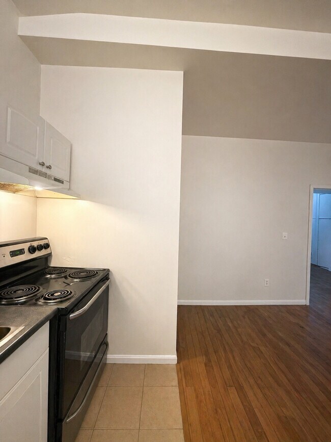 Unit 10 - 1901-1911 E Lombard St