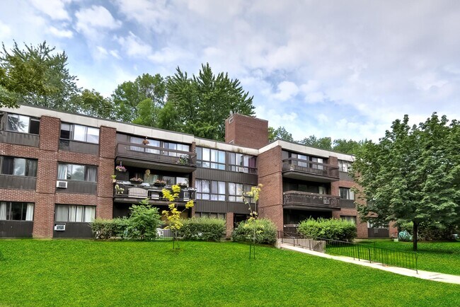 Photo - PH 2 - 3 Elevator