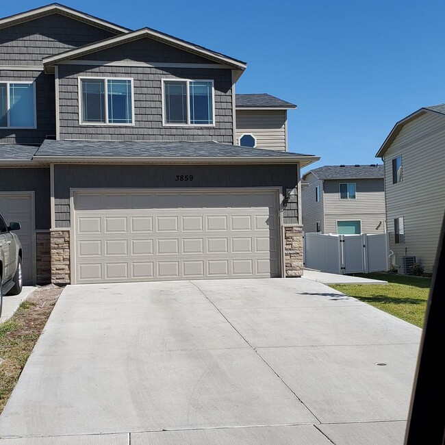 Building Photo - 3 BED 2.5 BATH SADDLE RIDGE TOWNHOME