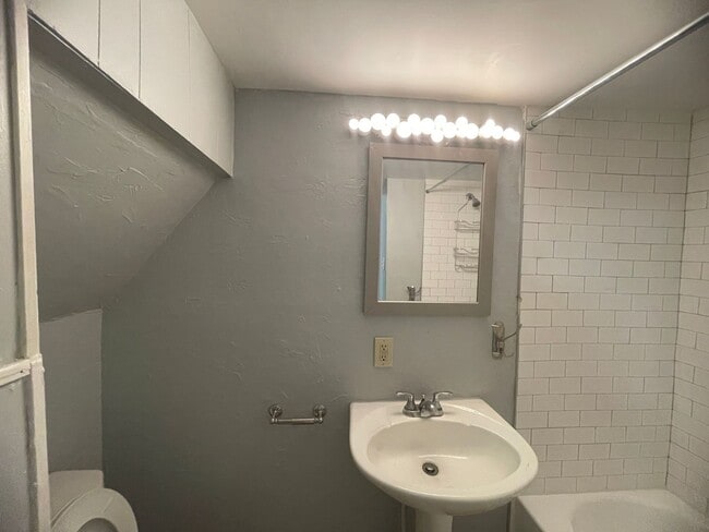 Photo - Updated 2 bedroom house for rent in the South Side !