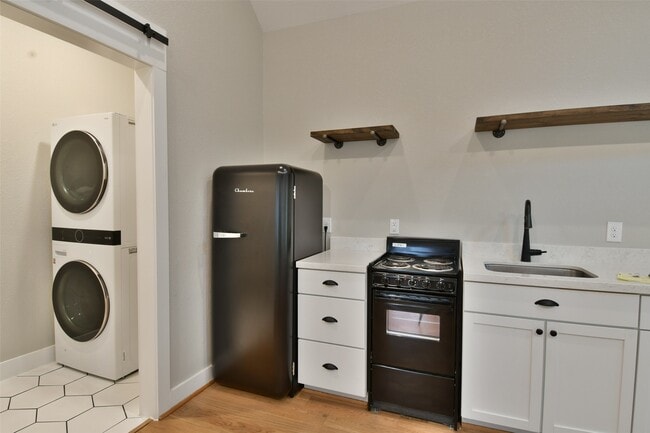 Photo - 4875 Main St