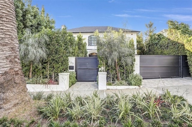 Building Photo - 725 N Doheny Dr