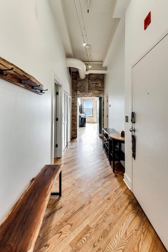 Photo - 1400 N Milwaukee Ave
