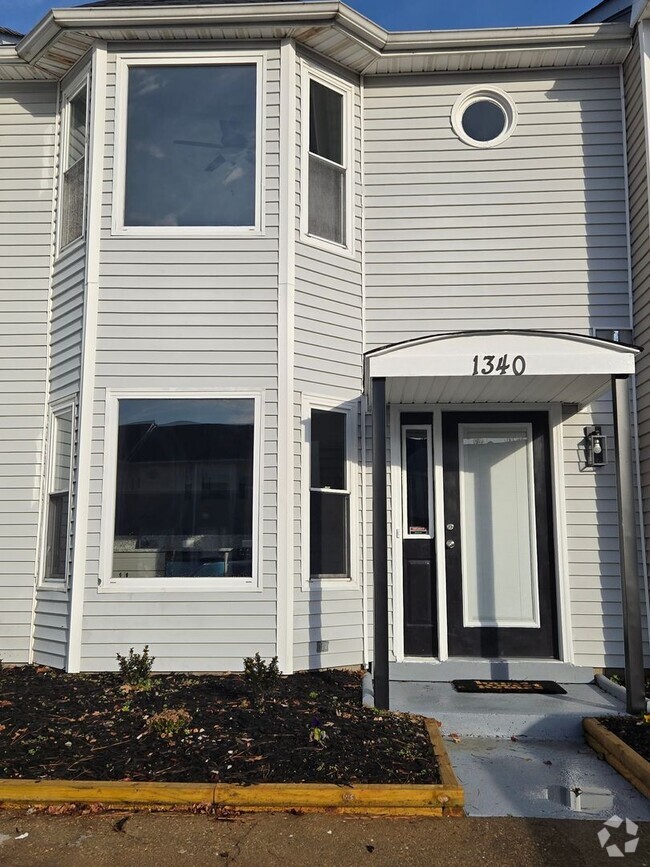 Building Photo - Newly Renovated 3 Bedroom Townhouse in Vir...