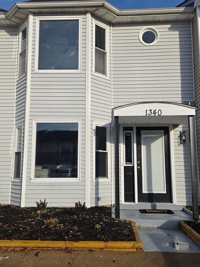 Newly Renovated 3 Bedroom Townhouse in Vir... - Newly Renovated 3 Bedroom Townhouse in Vir...