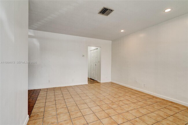 Photo - 856 SW 10th St Unidad #2