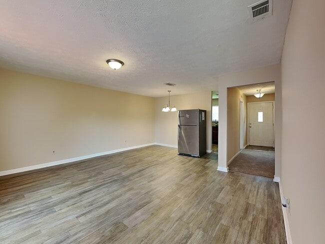 Photo - Lovely 3 Bed located in Stone Mountain.