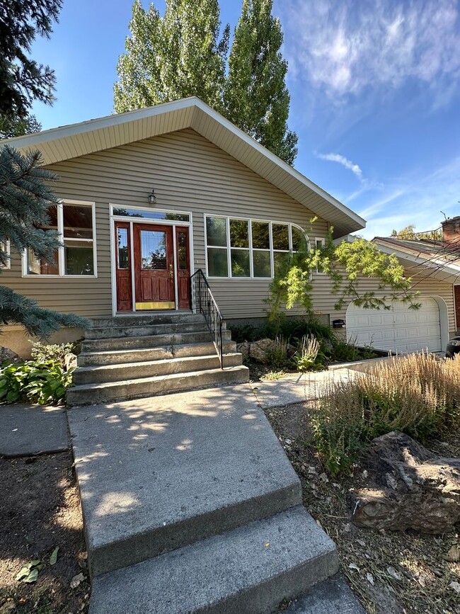 Building Photo - Charming 3 bed 2 bath home in Rexburg, close to campus!